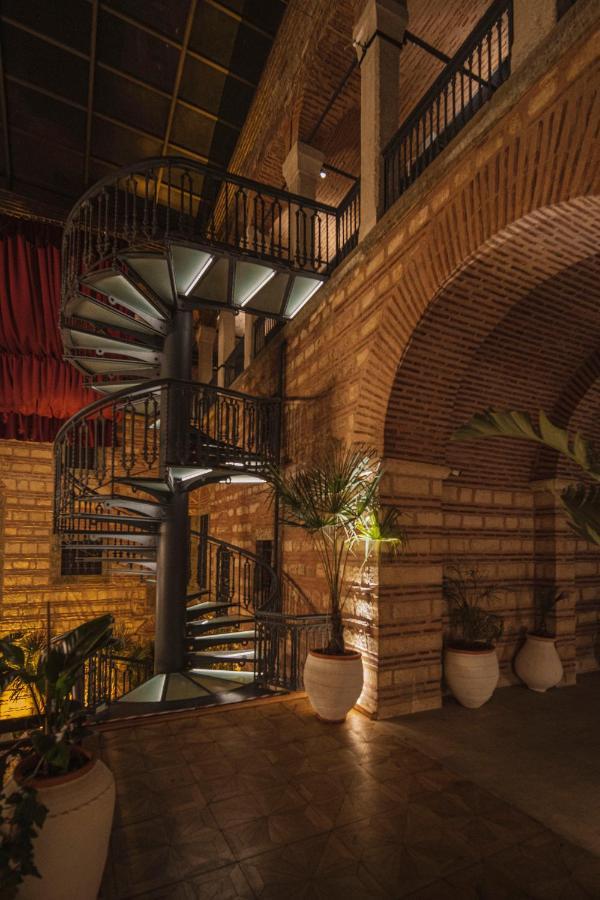 Han 1772 Hotel Istanbul Exterior photo Spiral staircase