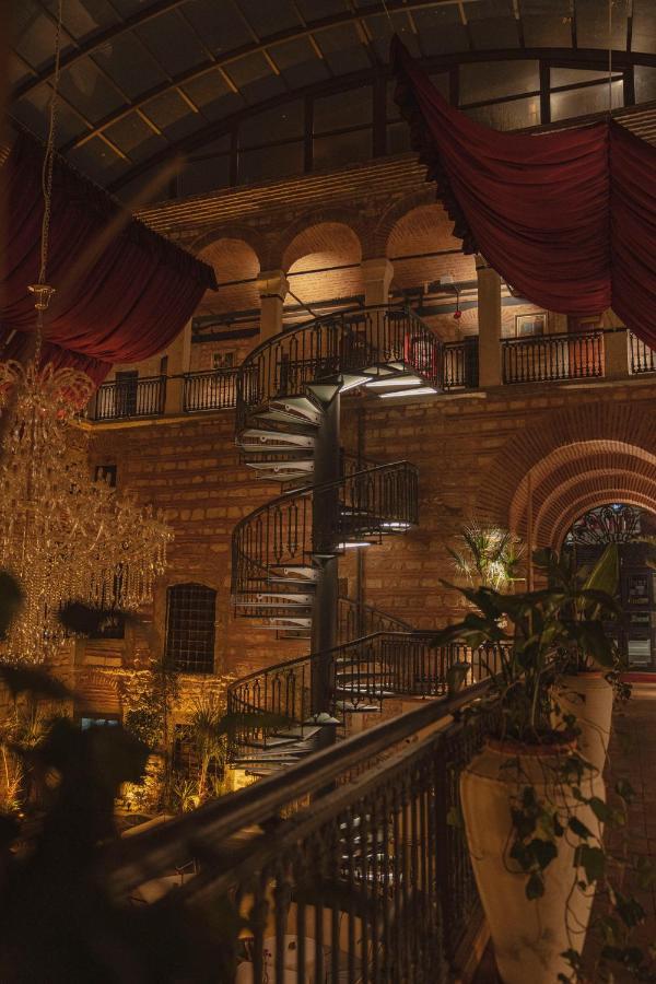 Han 1772 Hotel Istanbul Exterior photo The spiral staircase